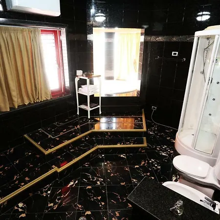 Lux De Paris 4*